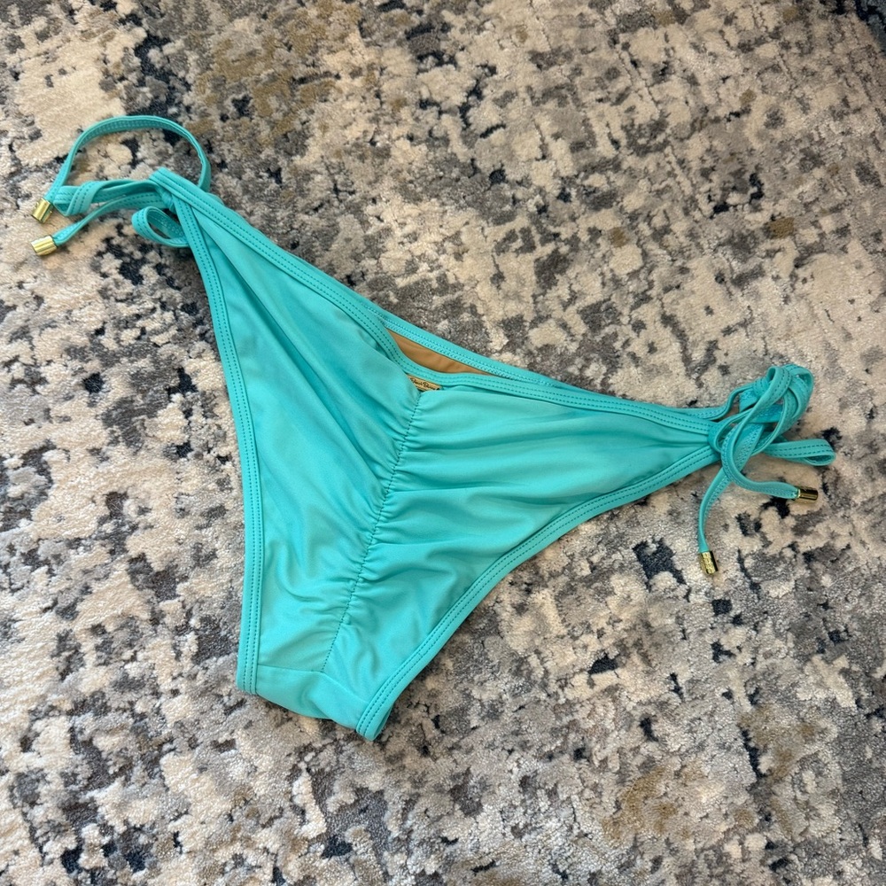 Beach Bunny Hard Summer Bikini Set - Picture 4 of 11